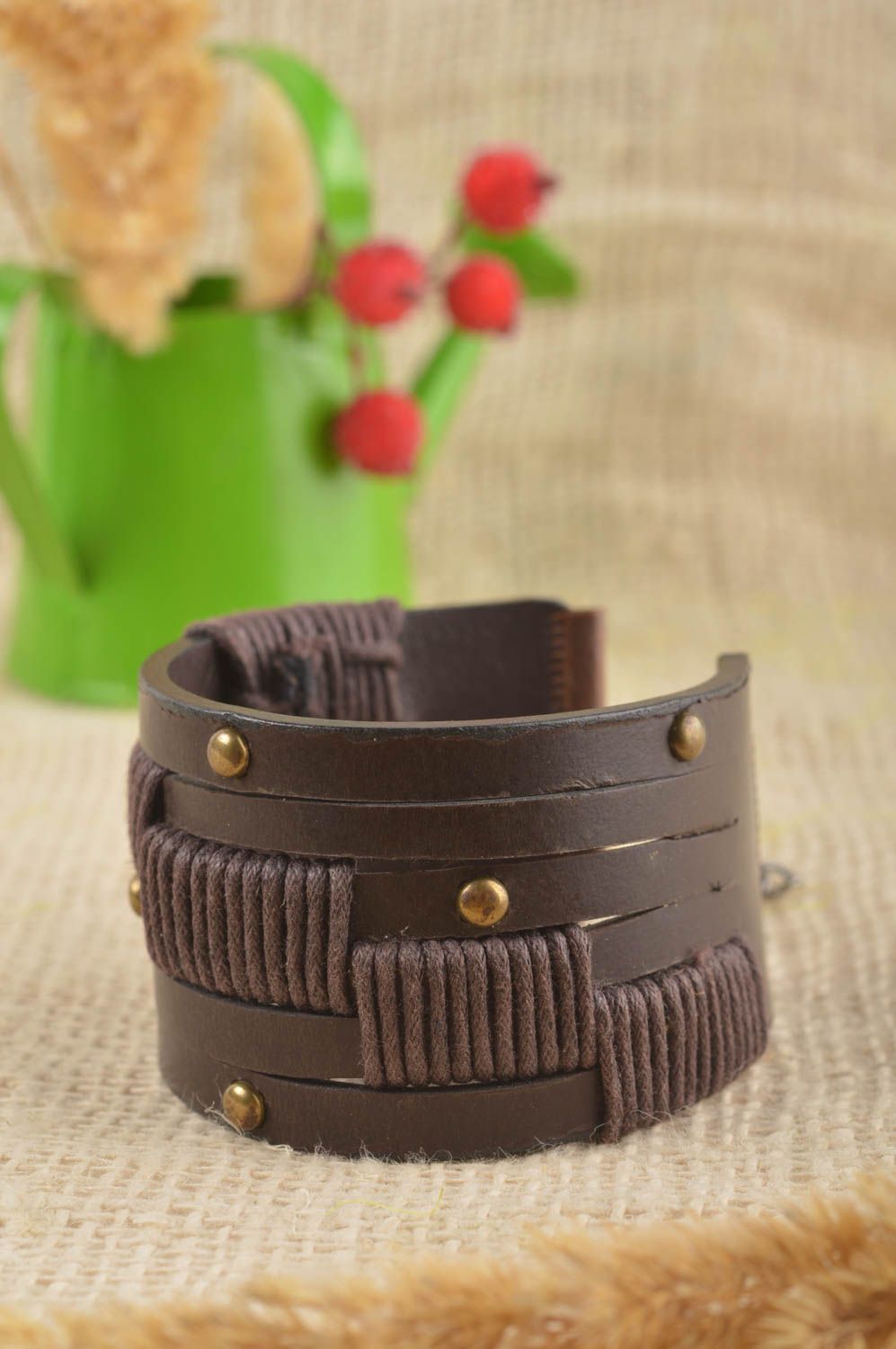 Bracelet large en cuir Bijou fait main marron design Cadeau pour femme photo 1
