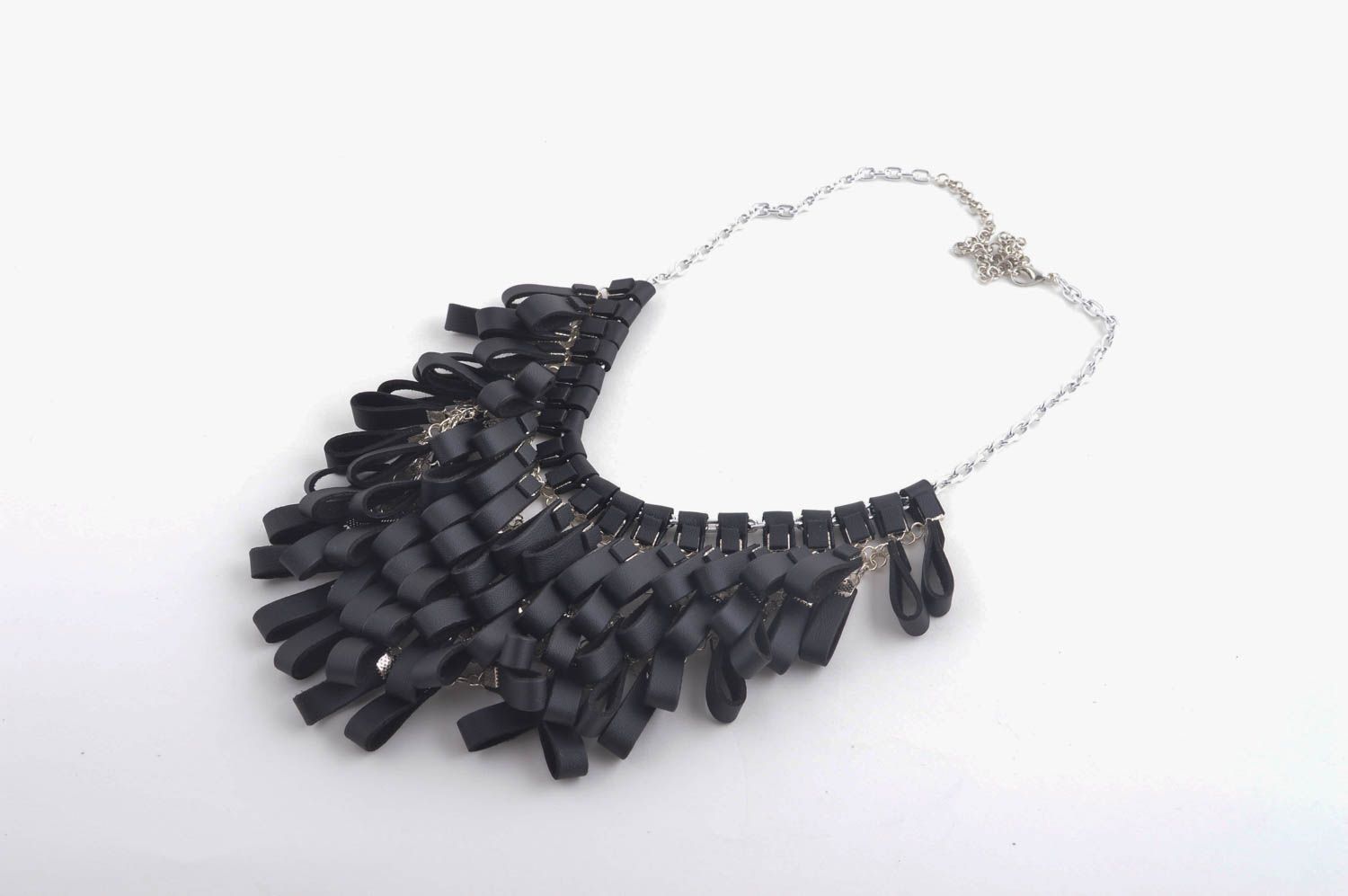 Подарок ручной работы массивное ожерелье из бахромы кожаное колье черное фото 3