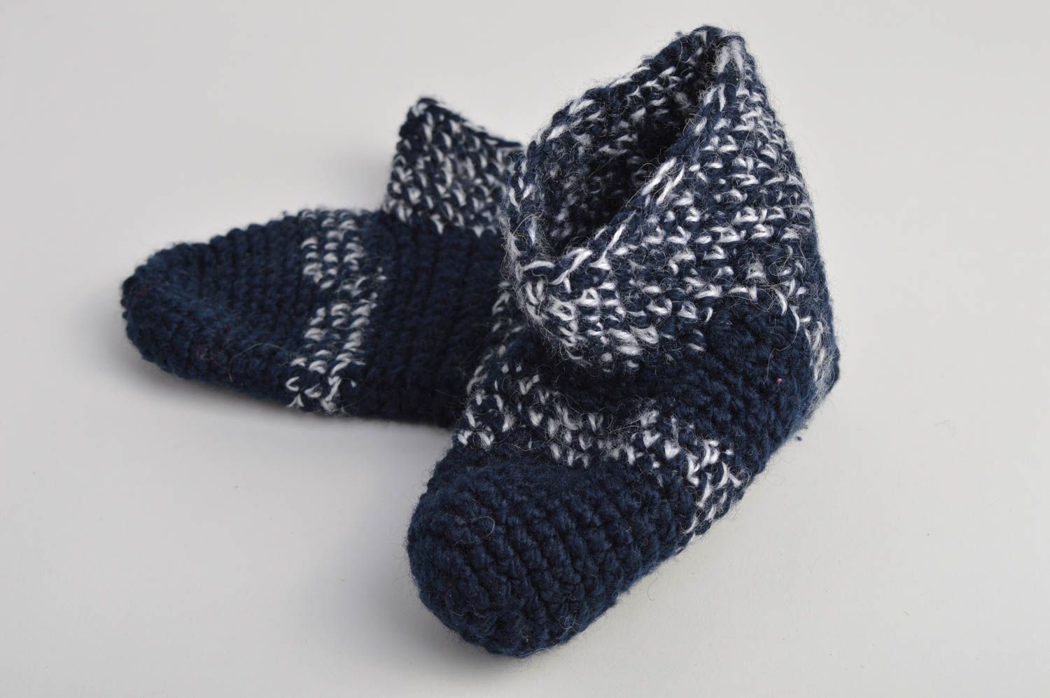 Chaussons bébé fait main Pantoufles tricot bleu foncé chauds Vêtement bébé photo 5