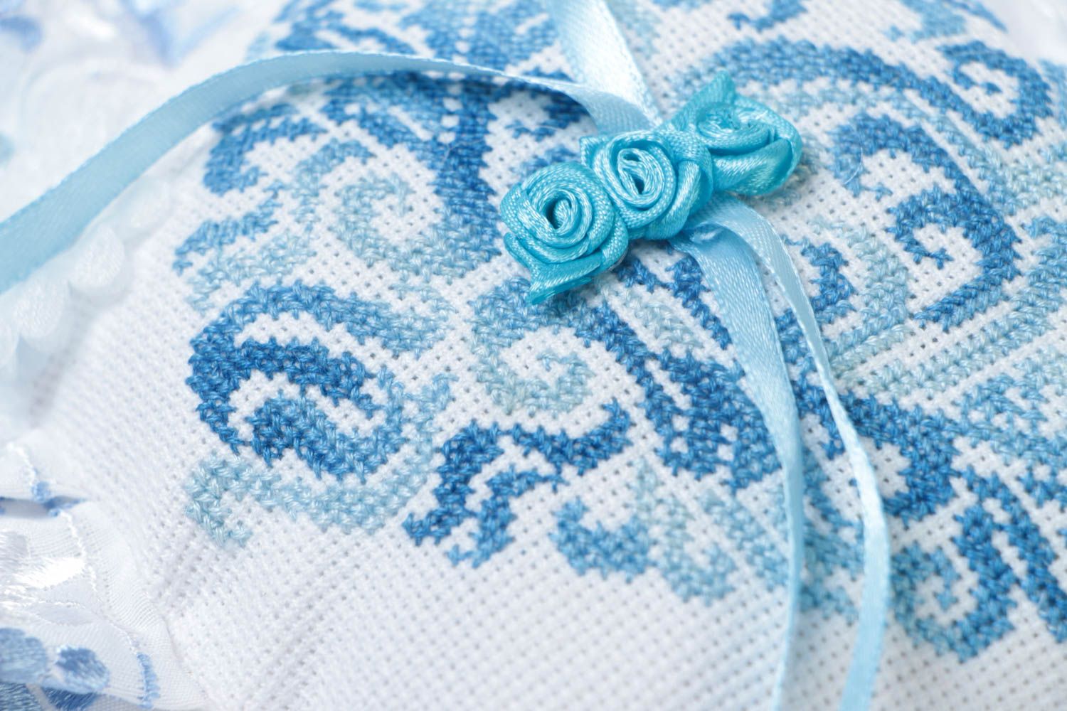 Cojín para anillos de boda artesanal de tela con bordado con flores azules foto 4