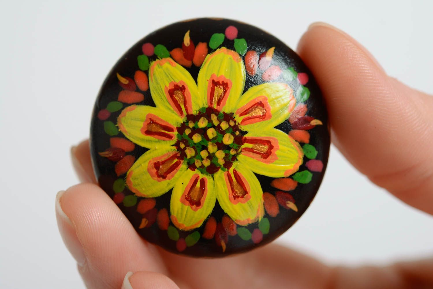Handmade round wooden brooch painted with acrylics photo 5