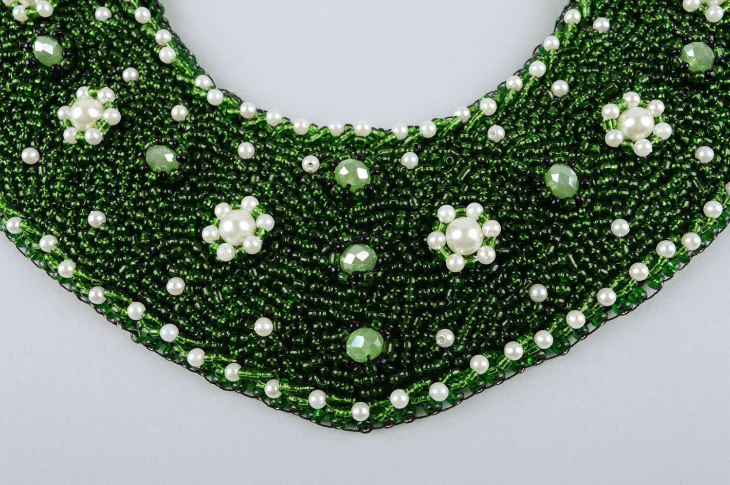 Колье из бисера украшение ручной работы жемчужное украшение зеленое с белым фото 3