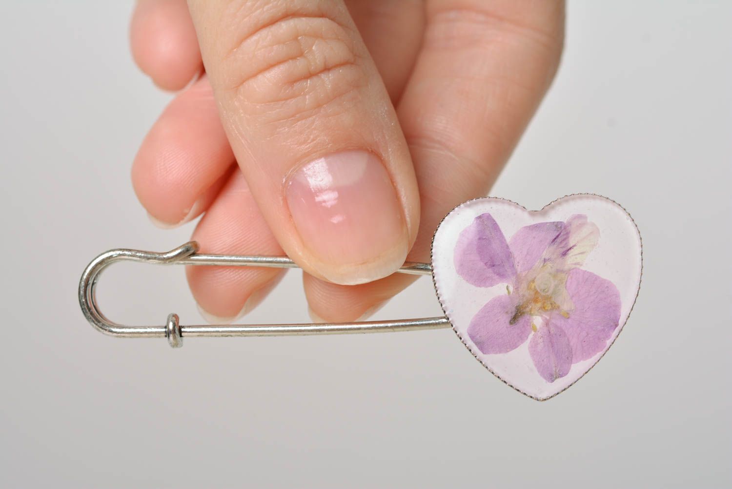 Broche épingle faite main avec fleur séchée lilas en résine époxy pour femme photo 2