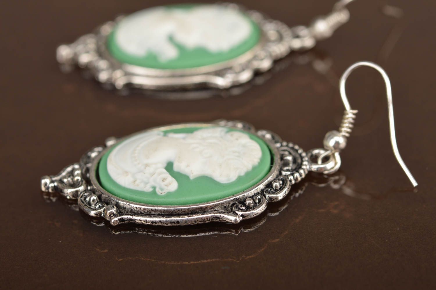 Овальные металлические серьги с камеями ручной работы зеленые красивые фото 3