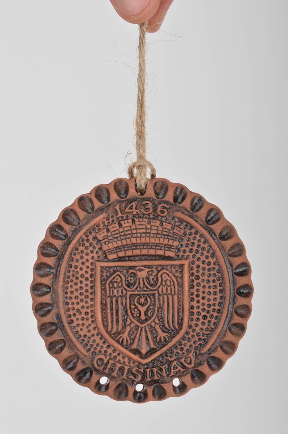 Панно на стену круглой формы коричневое с гербом красивое из глины ручная работа фото 3