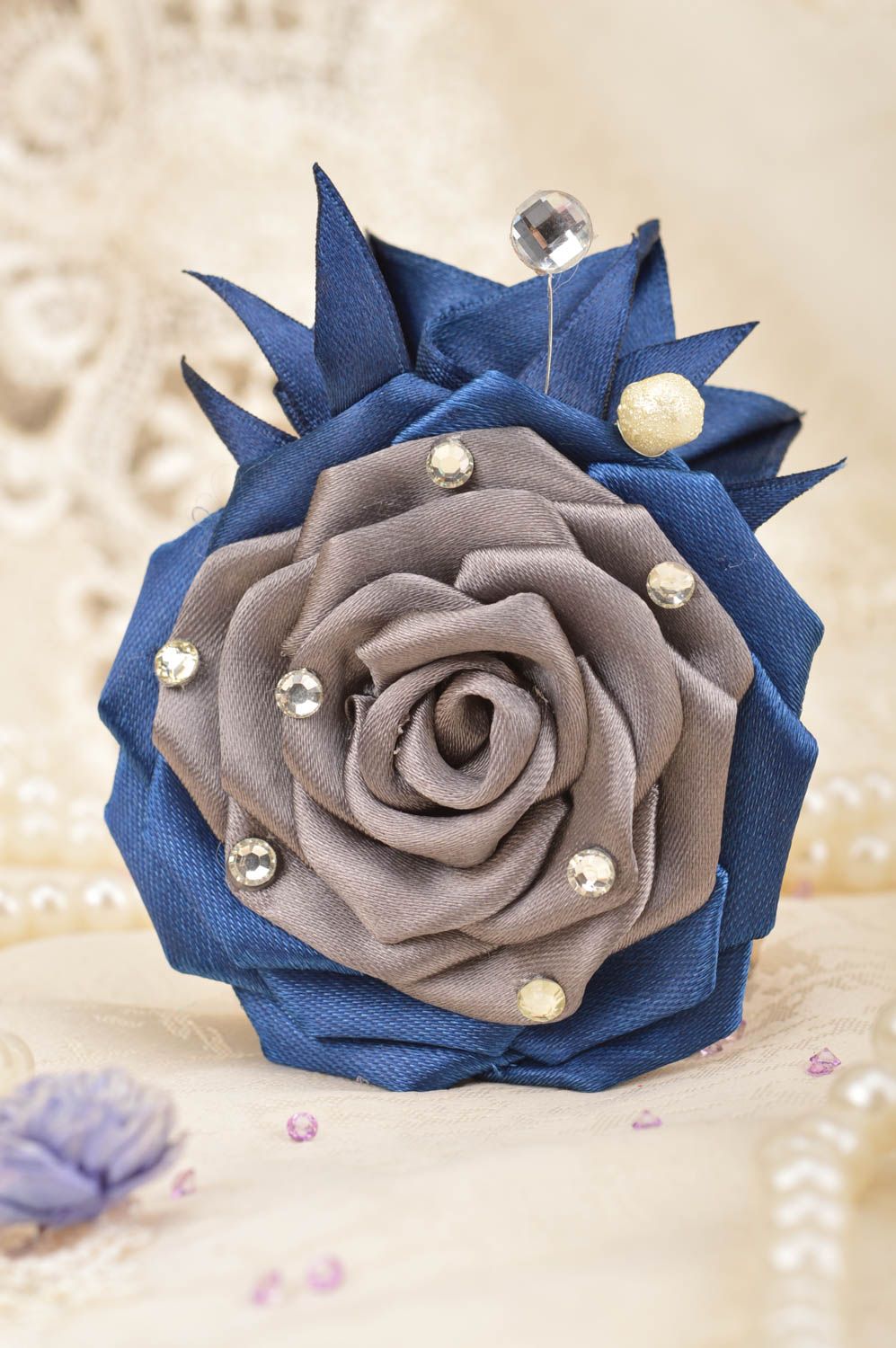 Broche original hecho a mano de raso azul y gris con forma de flor festiva foto 1