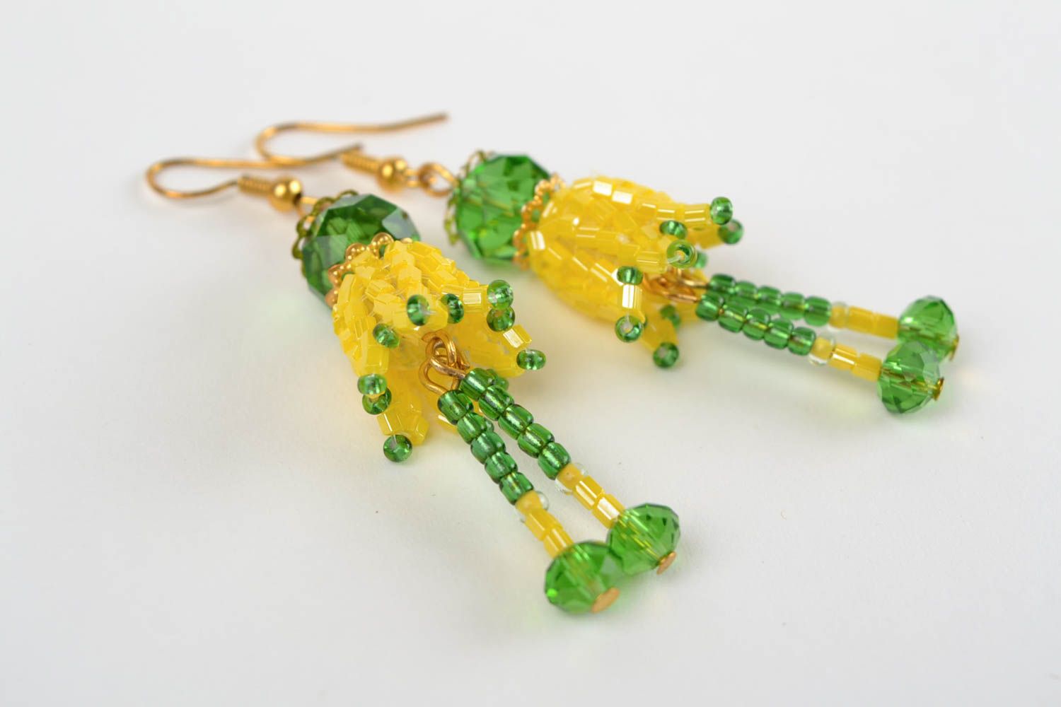 Цветочные серьги из бисера ручной работы вязаные крючком желтые с зеленым фото 3