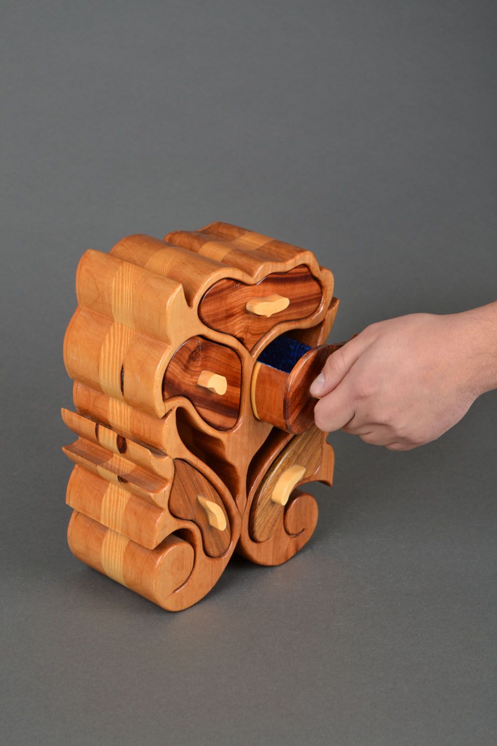Caja de madera con forma de armario foto 2