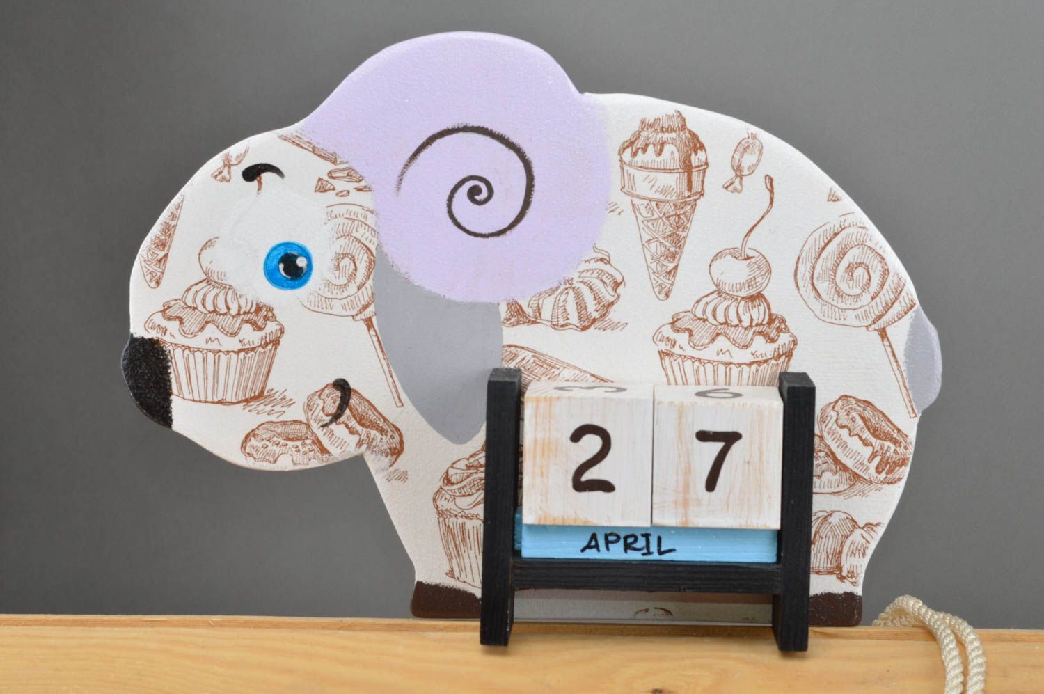 Детский календарь в виде барашка из фанеры декупаж со сладостями ручной работы фото 2
