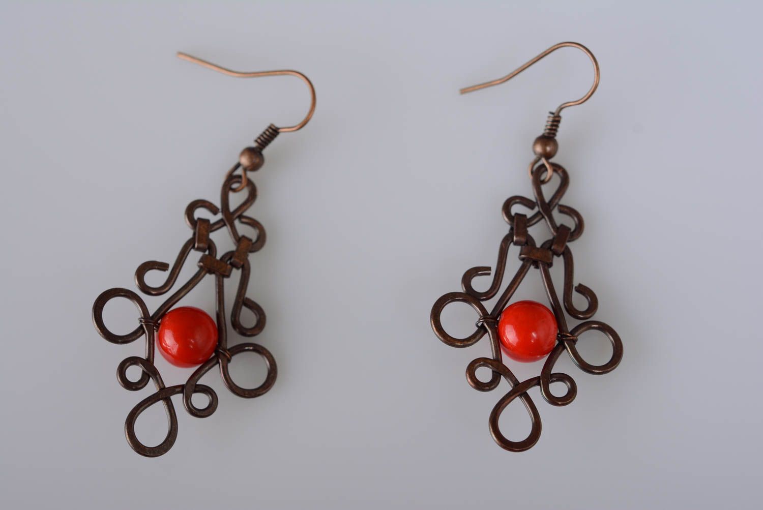 Boucles d'oreilles en cuivre faites main wire wrapping avec perles en plastique  photo 4