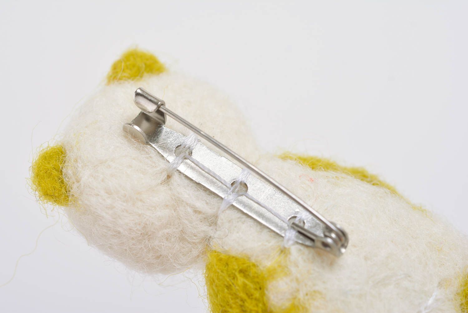 Broche en laine feutrée ours jaune avec perles de rocaille faite main originale photo 5