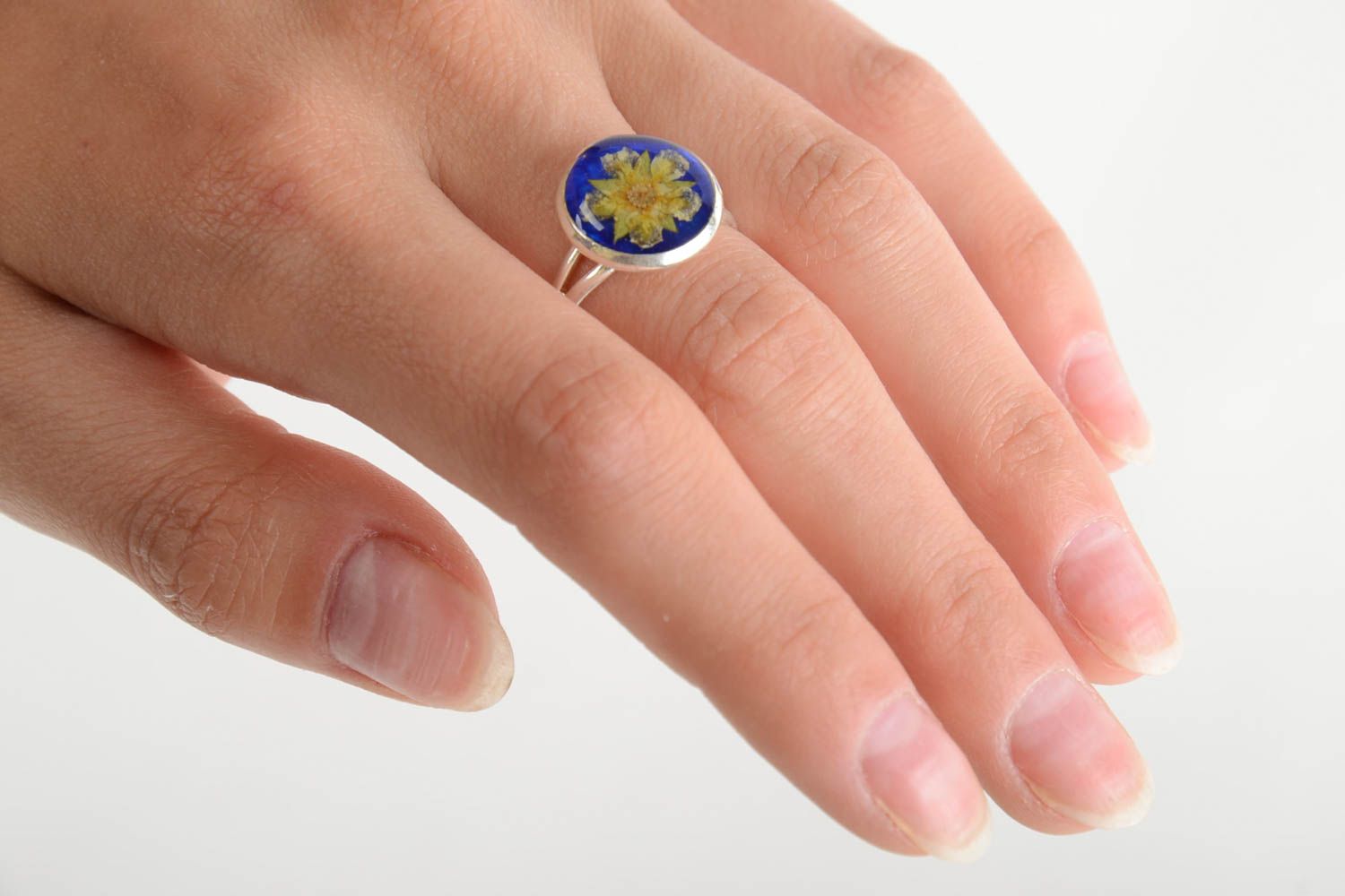 Small elegant handmade round ring with natural flower in epoxy resin photo 2