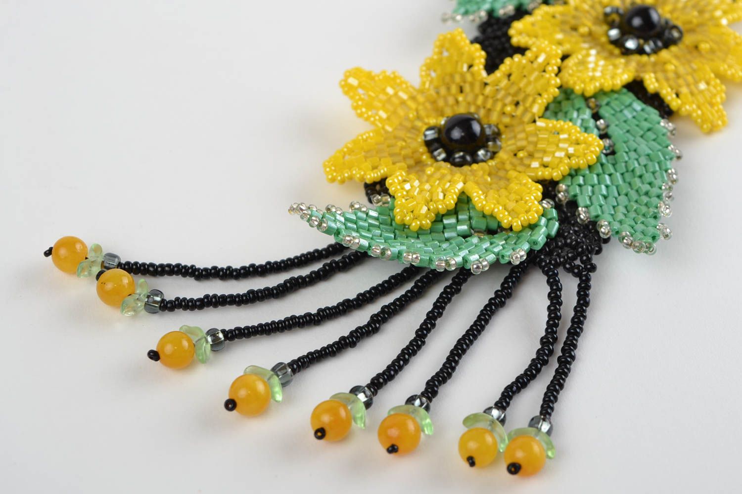 Long collier en perles de rocaille noir avec tournesols jaunes fait main photo 5