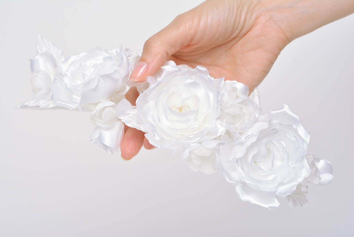 Белые цветы из шелка с бусинами ручной работы оригинальные для декора розы фото 5