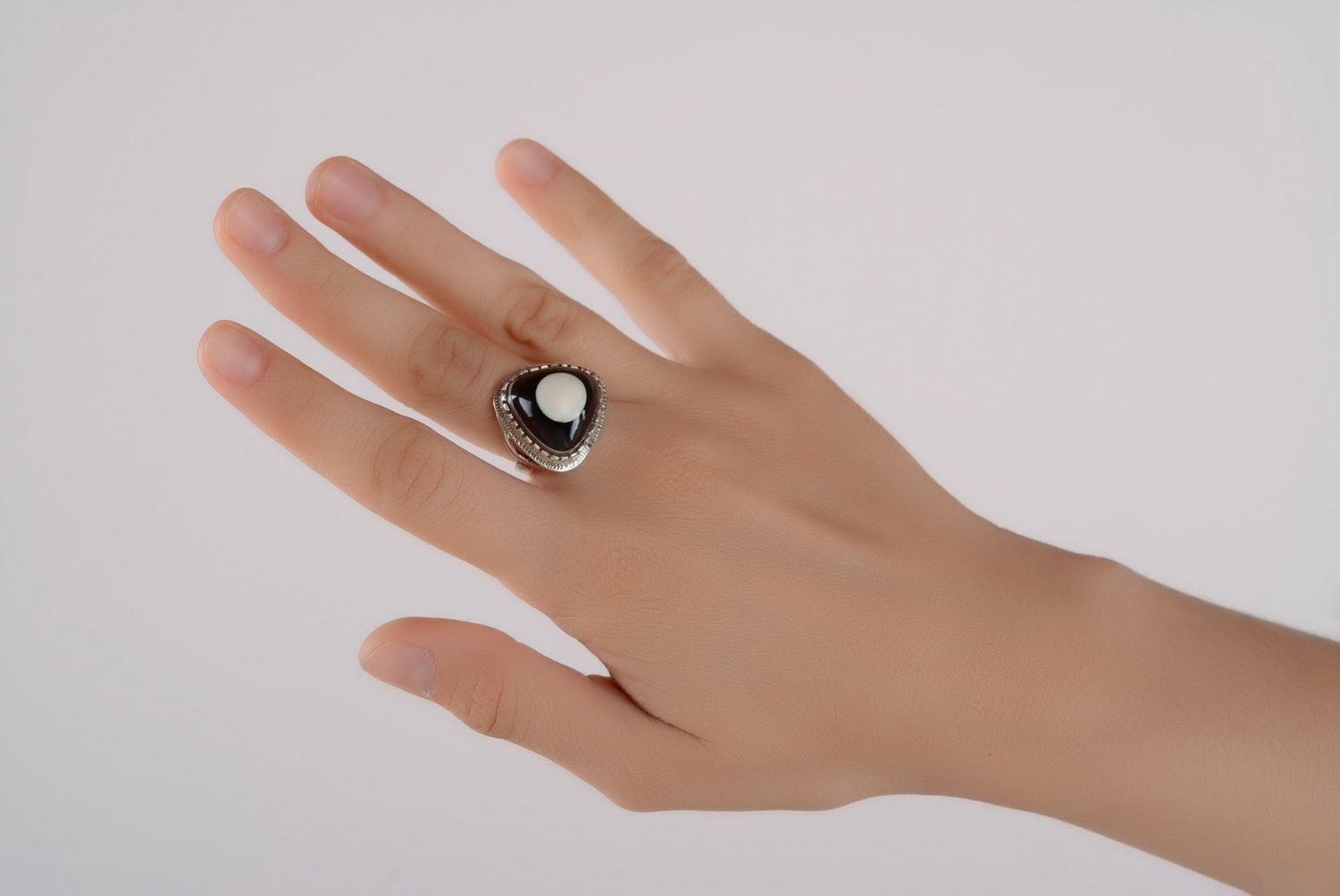 Silberner Ring mit Kuhhorn foto 2