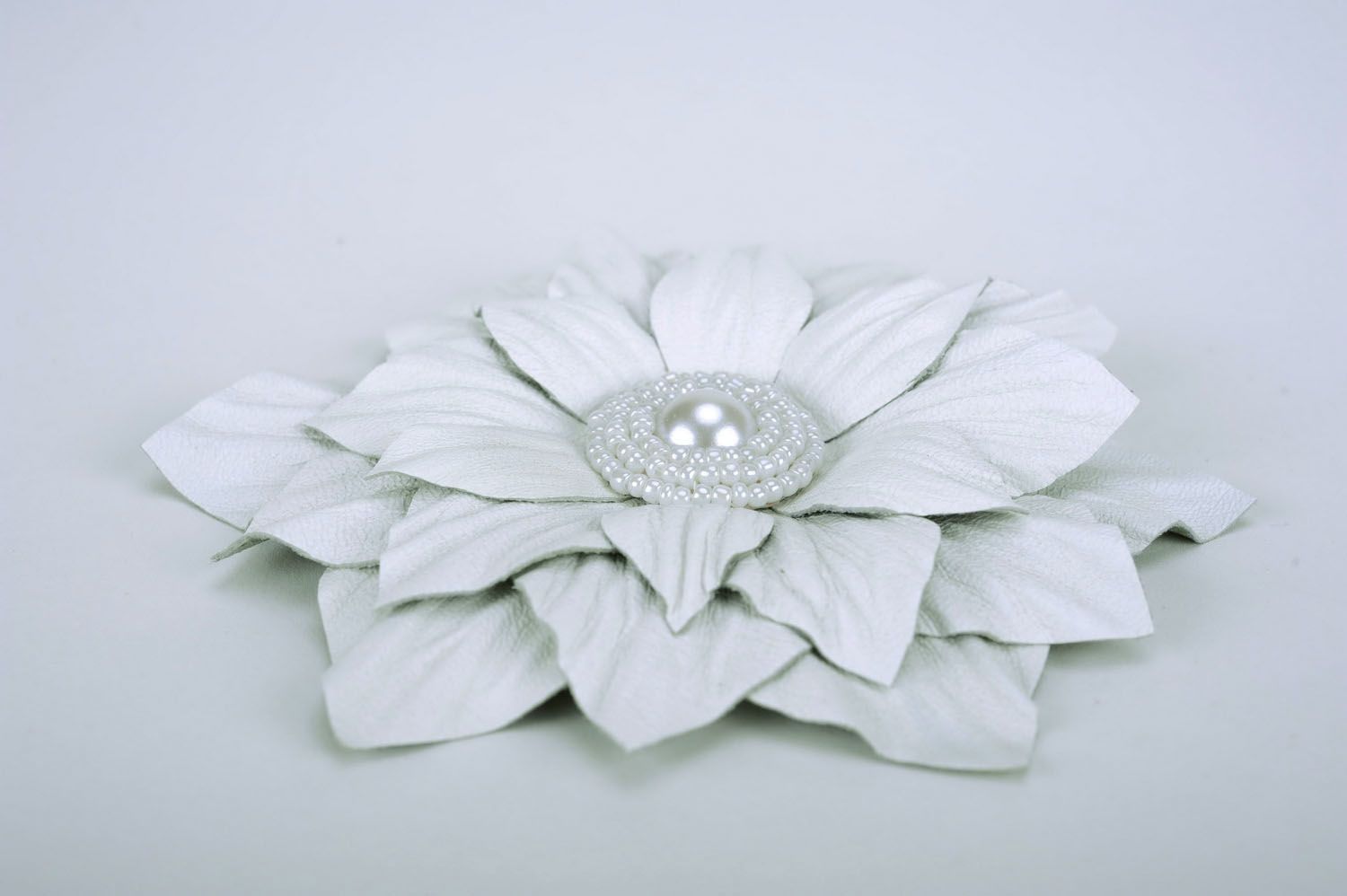 Broche artesanal de couro em forma de uma flor  foto 1