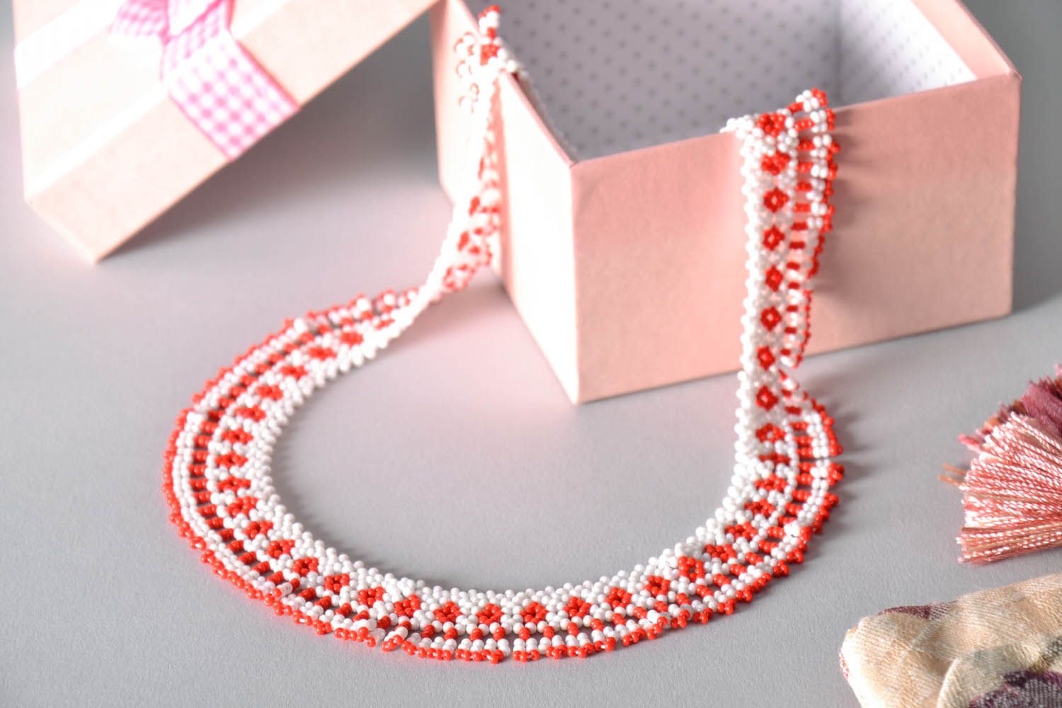White and red beaded necklace photo 1