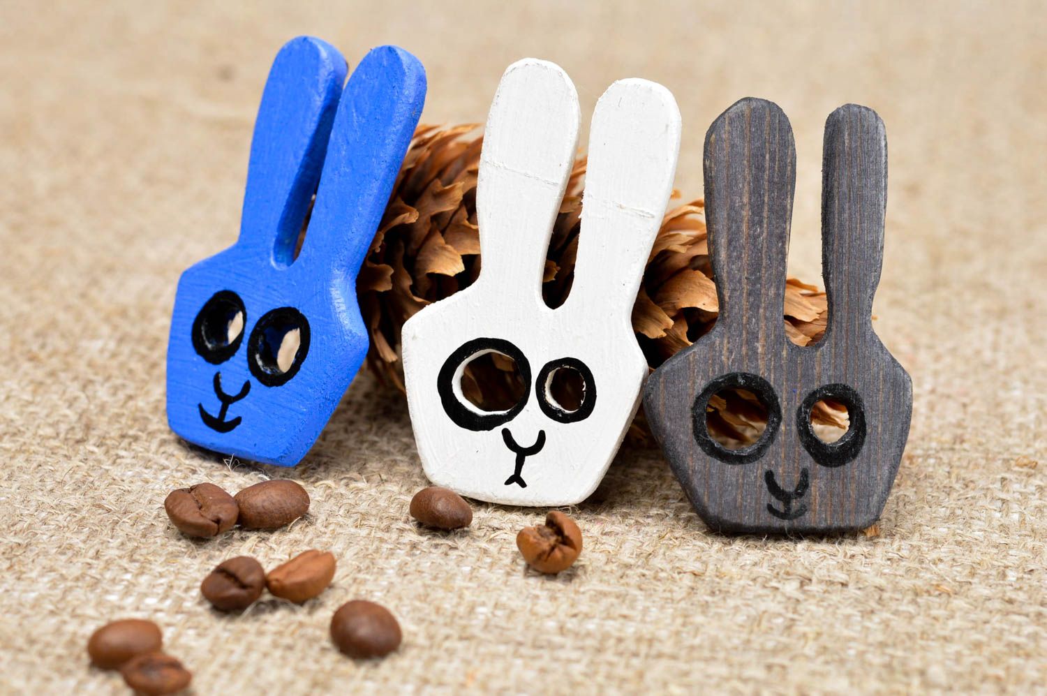 Broches artesanales de tres conejos de madera accesorios de moda regalo original foto 1