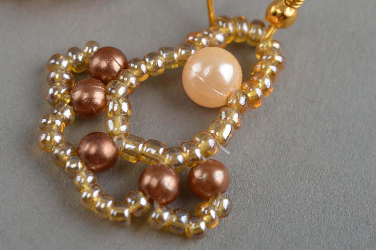 Boucles d'oreilles en perles de rocaille faites main élégantes couleur d'or photo 5