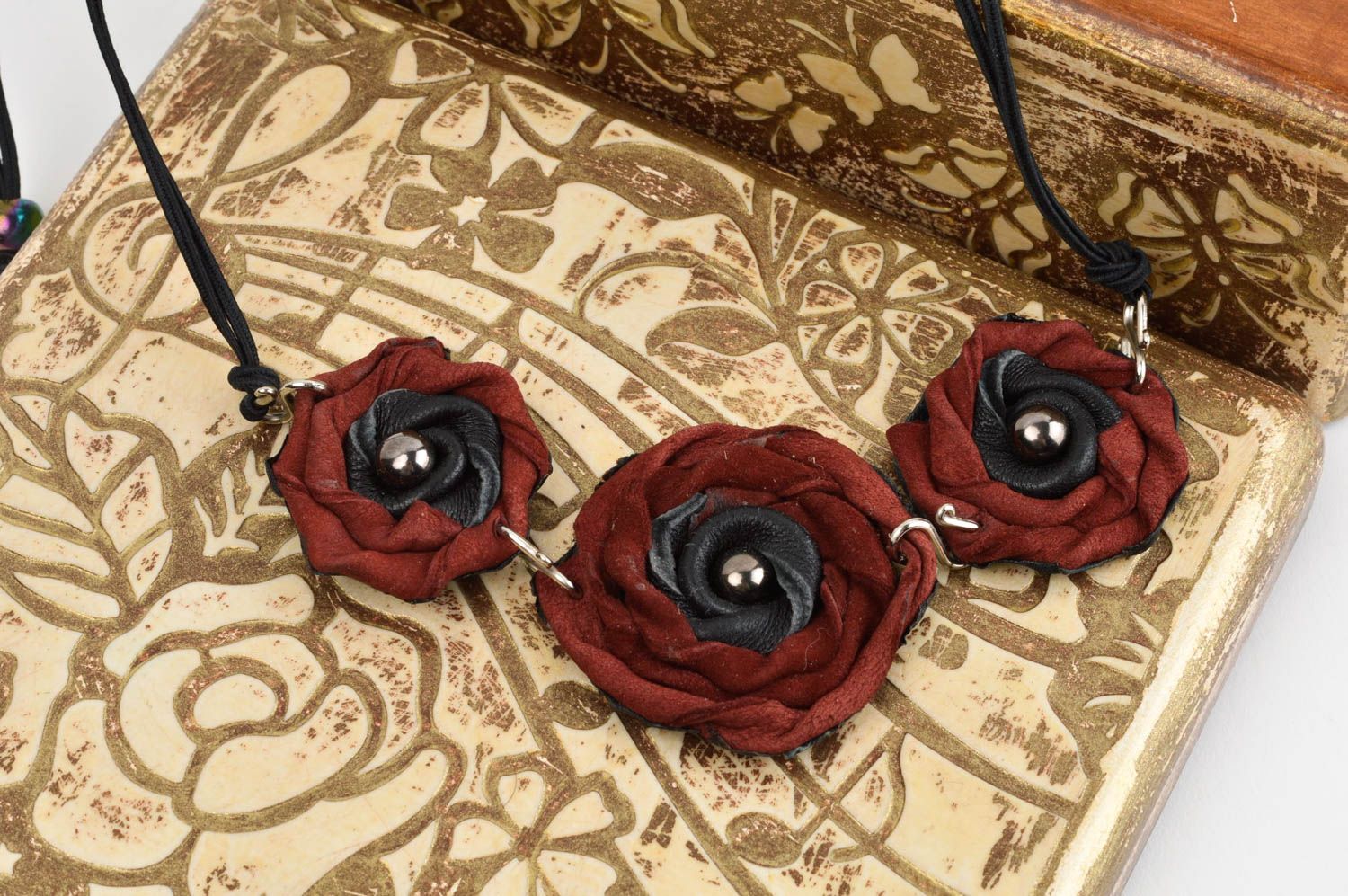 Кожаное колье подарок ручной работы массивное ожерелье с цветами красивое фото 1