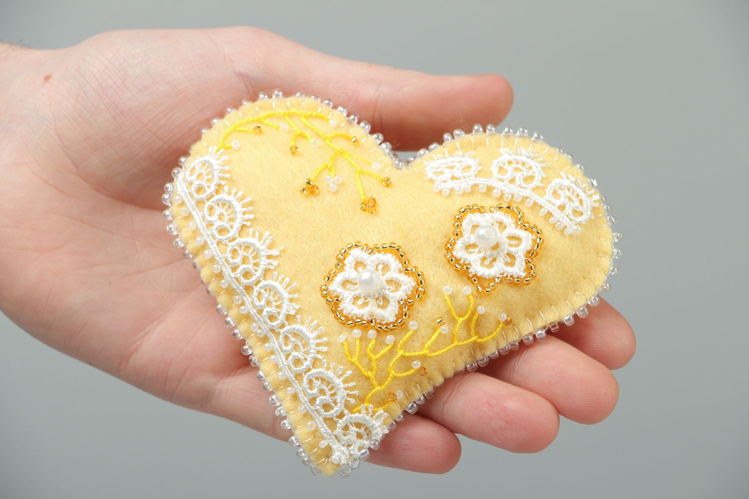 Jouet décoratif en tissu fait main Coeur jaune photo 3