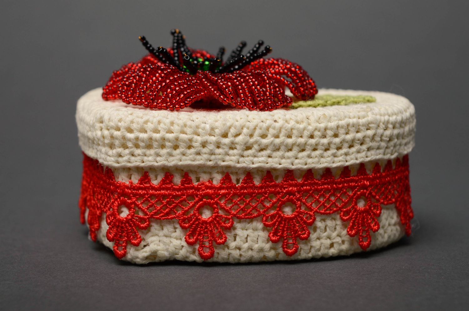 Boîte à bijoux tricotée décorée de dentelle et perles de rocailles photo 3