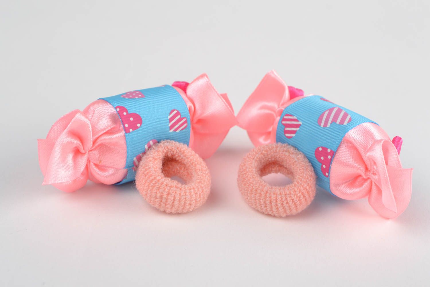 Coleteros de pelo con forma de bombones artesanales dos accesorios azul y rosado foto 4