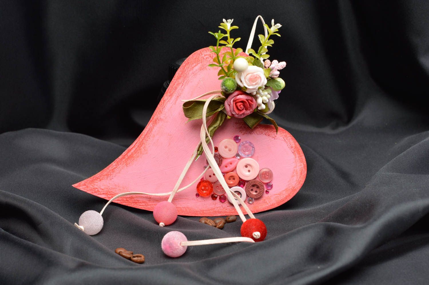 Suspension décorative coeur rose avec fleurs et boutons faite main design photo 1