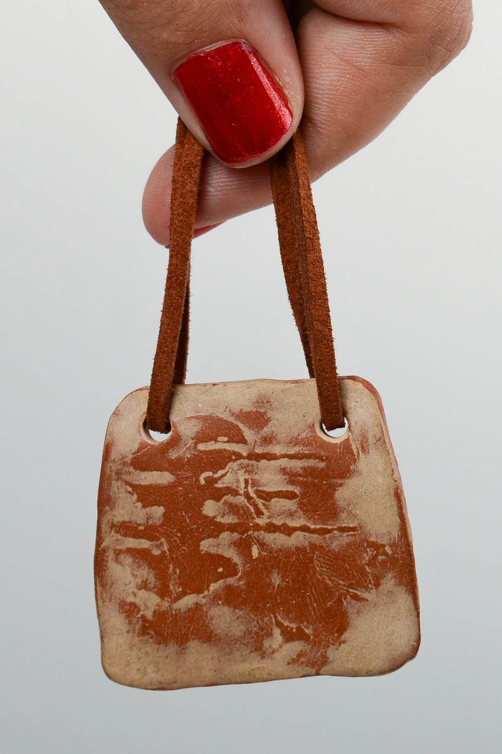 Украшение ручной работы подвеска на шею кулон из глины расписной коричневый фото 5
