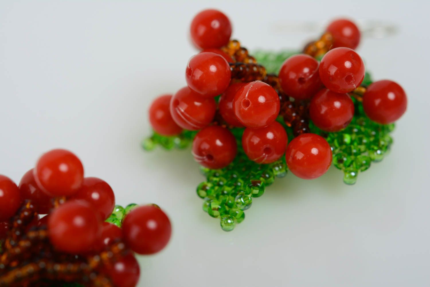 Handgemachte modische rot grüne Ohrringe aus Glasperlen mit Anhängern  foto 4