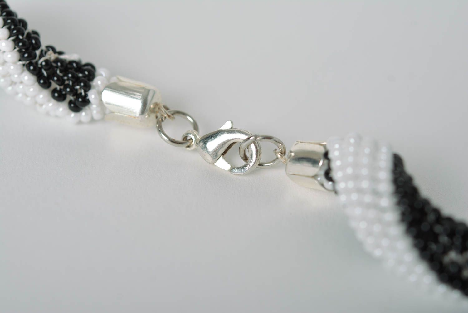 Collier spiral Bijou fait main blanc-noir perles de rocaille Accessoire femme photo 4