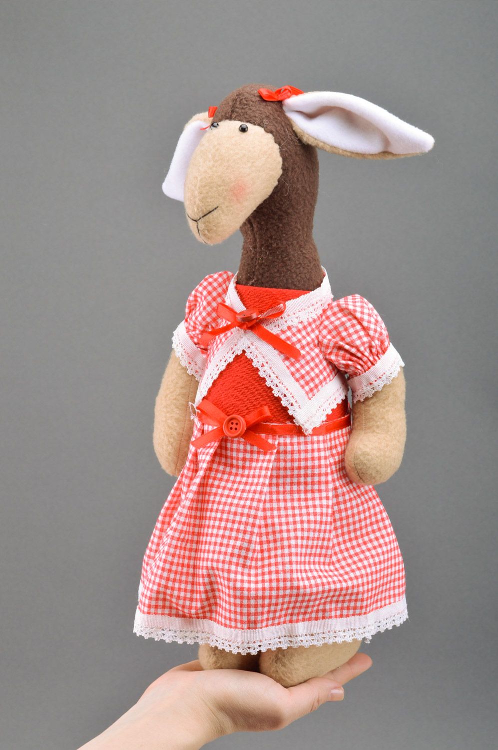 Juguete de peluche artesanal con forma de oveja con vestido a cuadros foto 3