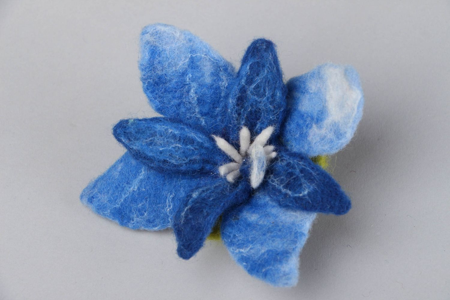 Schöne Brosche aus Wolle blaue Blume foto 4