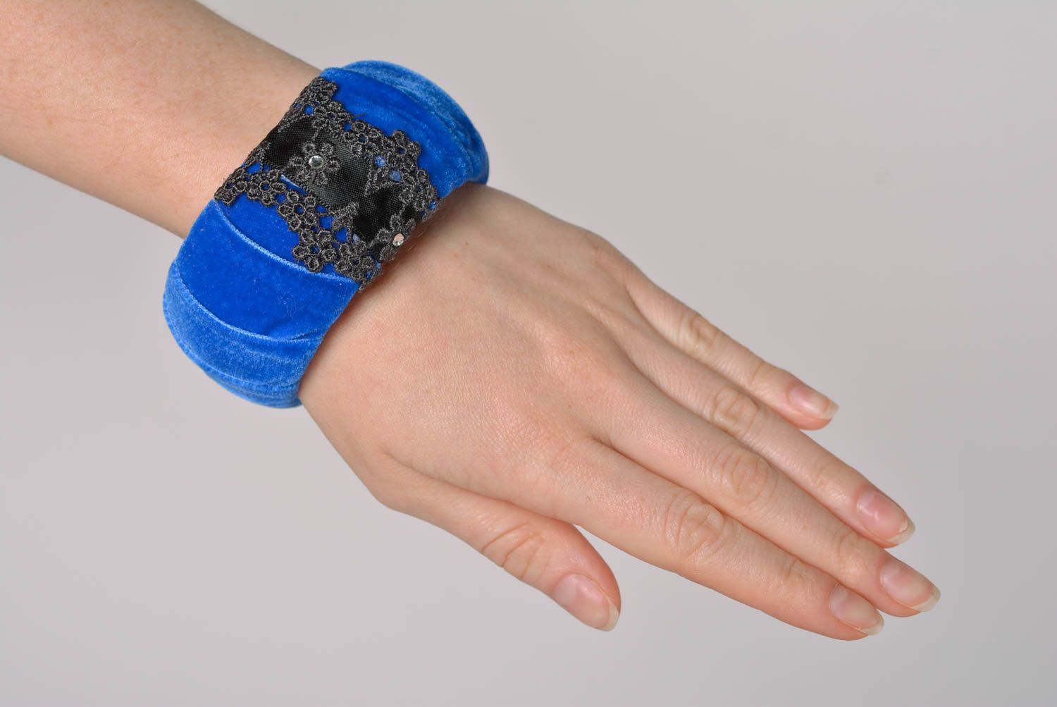 Bracelet bleu Bijou fait main Accessoire femme vintage en velours avec dentelle photo 2