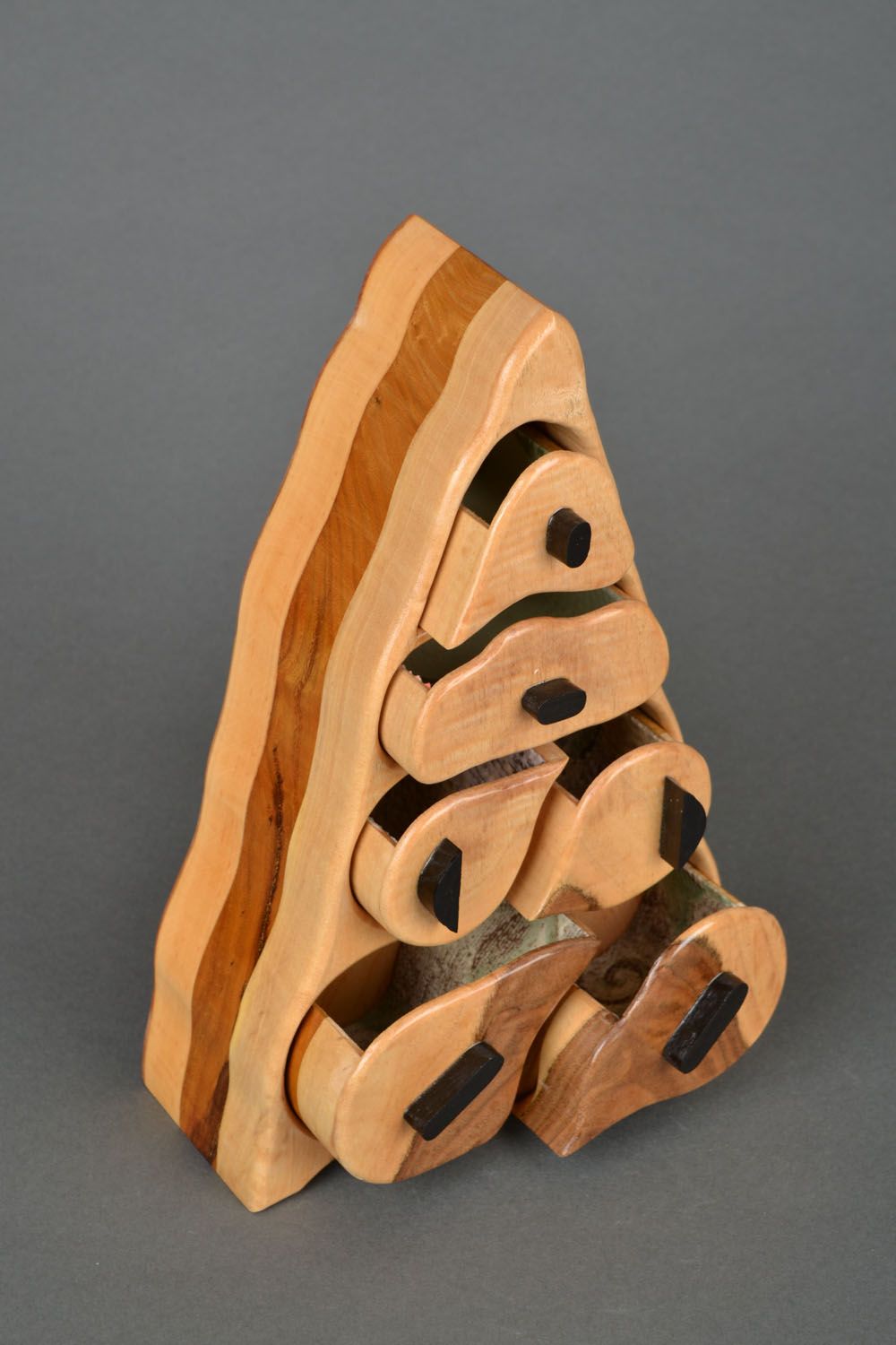 Caja de madera hecha a mano con forma de pirámide foto 3