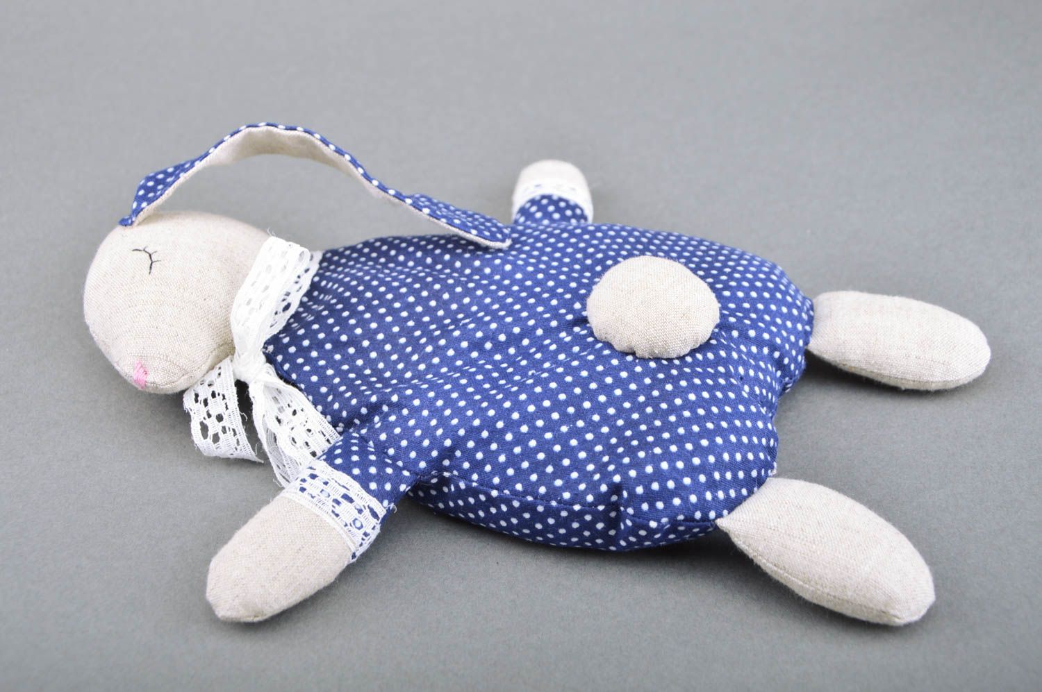 Синяя игрушка грелка с вишневыми косточками в виде зайчика ручной работы для ребенка фото 2