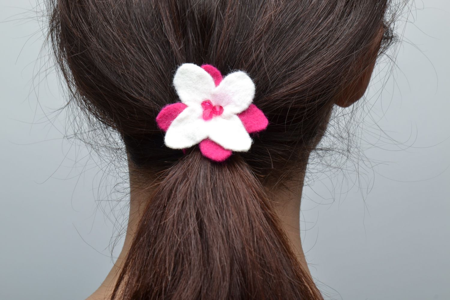 Резинка для волос ручной работы с цветком из фетра фото 2