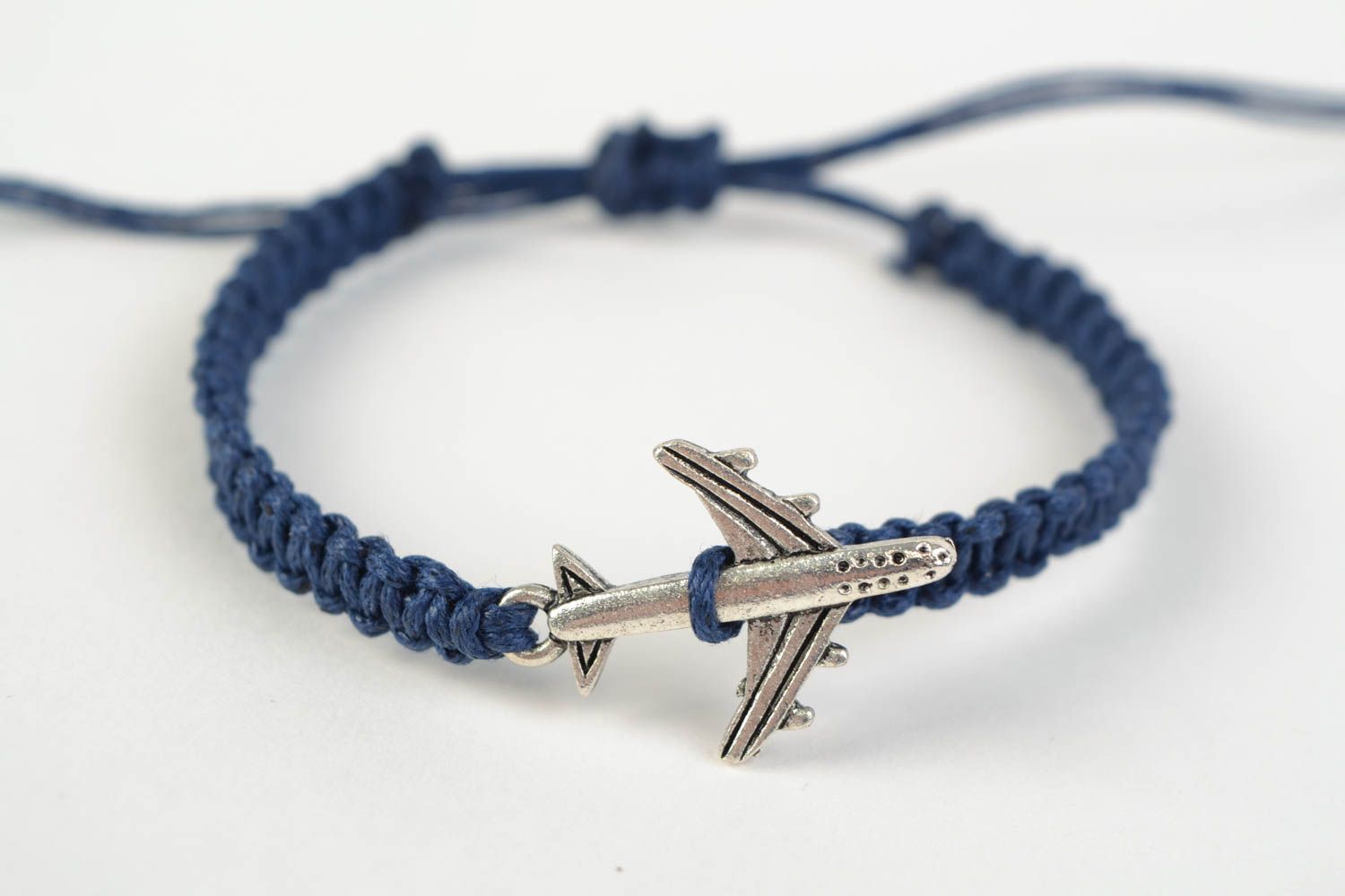 Bracelet bleu tressé en fils de coton avec avion métallique fait main original photo 3