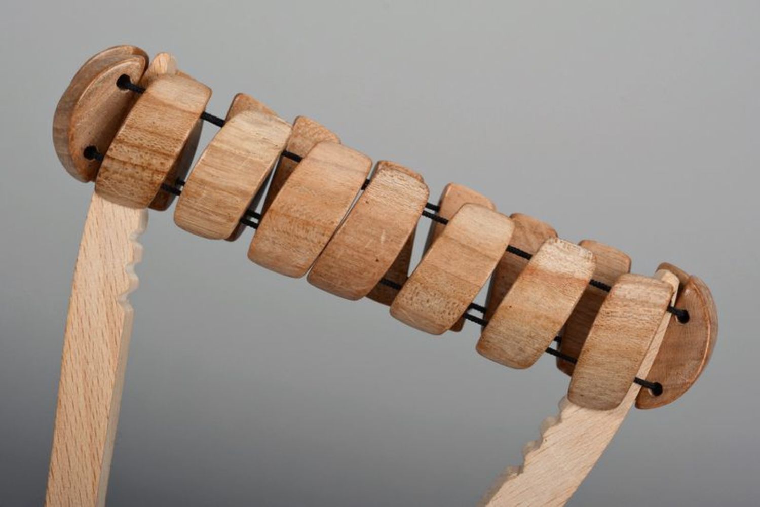 Sandfarbiges dünne Armband aus Holz foto 4