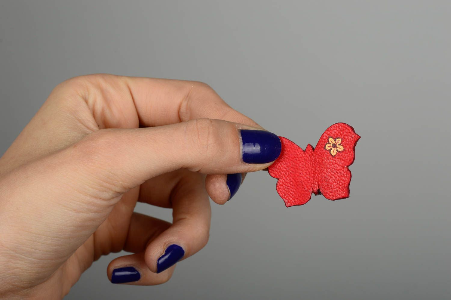 Petite Broche rouge faite main Bijou en cuir forme de papillon Cadeau femme photo 2