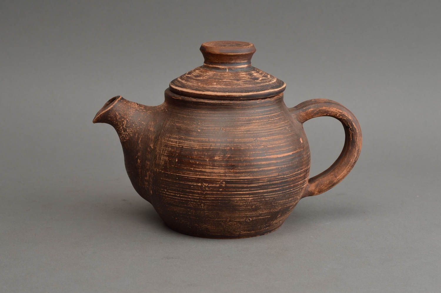Керамический чайник ручной работы с крышкой коричневый для заваривания на 500 мл фото 3