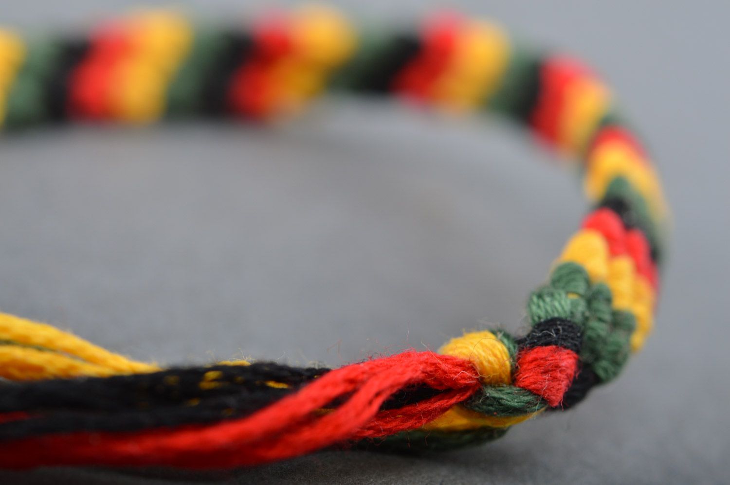 Тонкий браслет из ниток мулине фенечка на руку плетеный вручную разноцветный фото 4