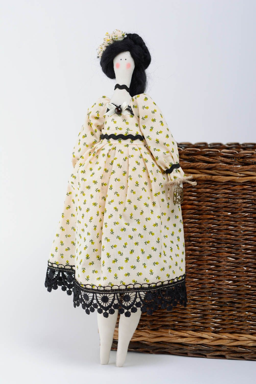 Красивая мягкая интерьерная кукла для дома из льна и хлопка в кремовом платье фото 1
