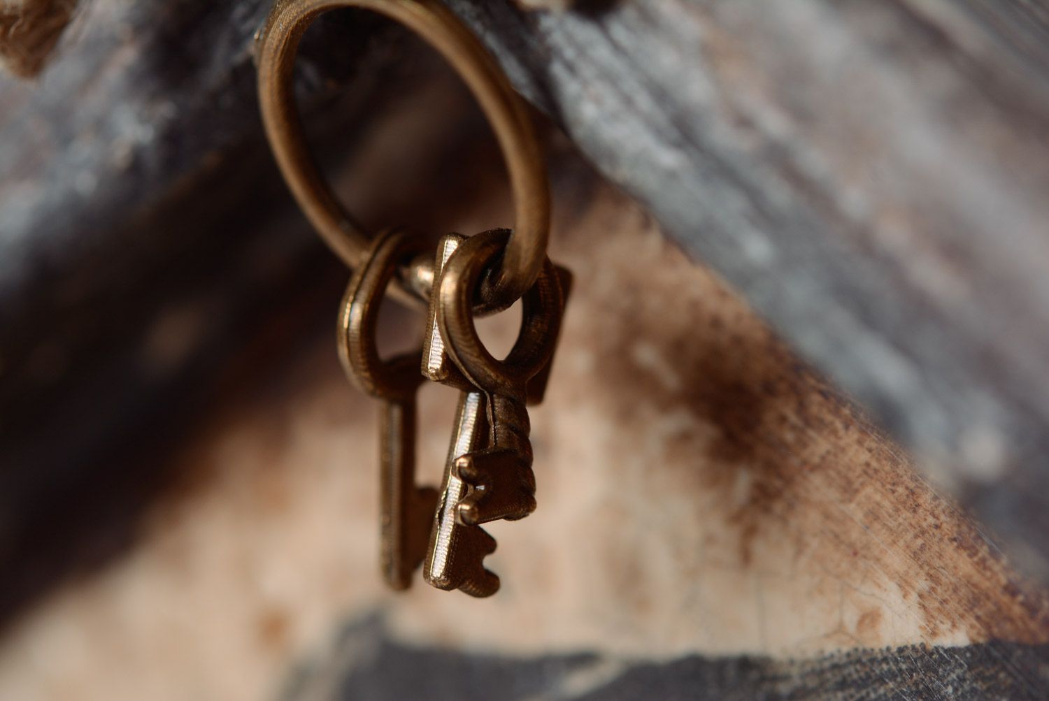 Originelles helles handgemachtes Schlüsselbrett aus Holz in Decoupage für Flur foto 3