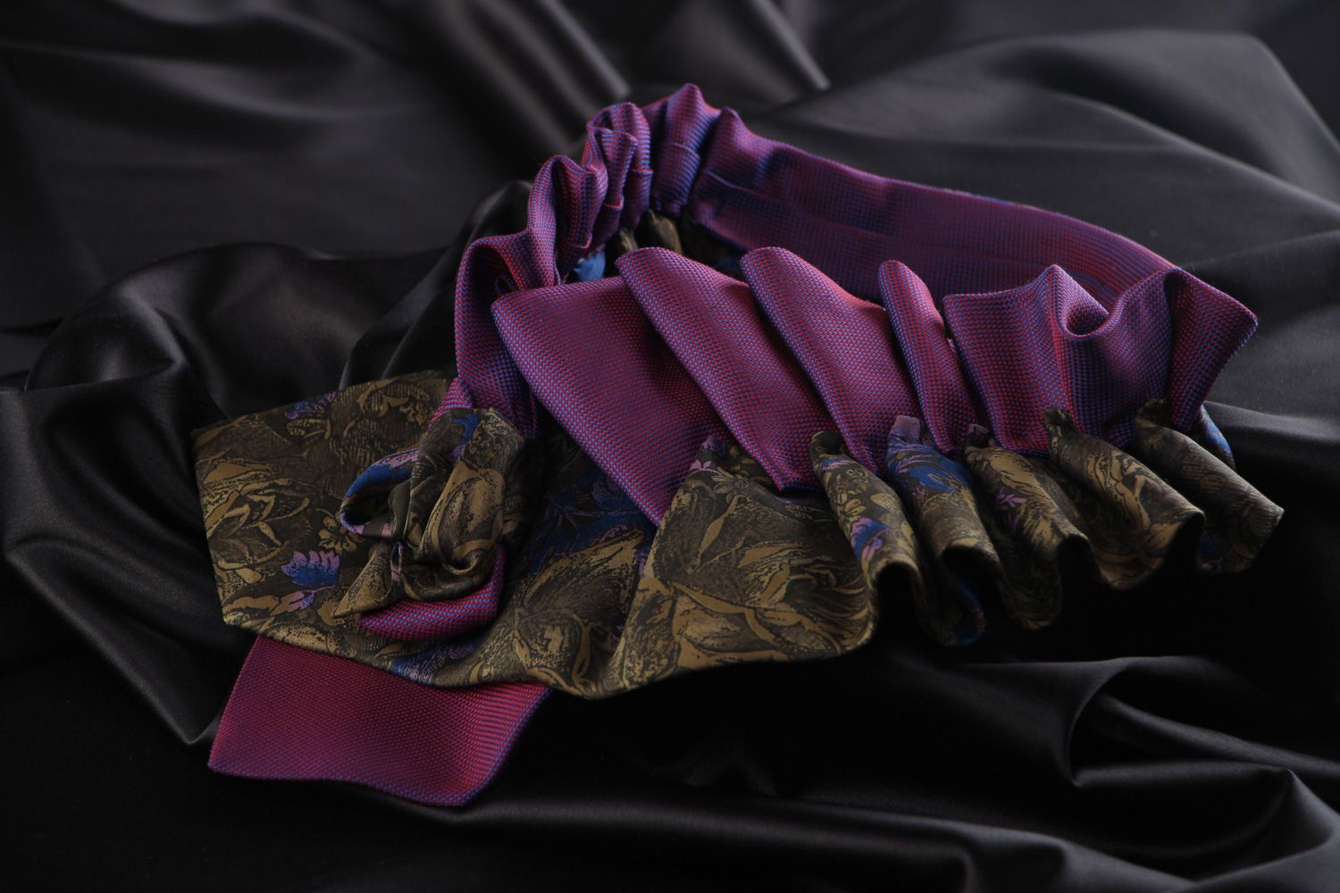 Accessoire insolite pour femme col en tissu réalisé de cravates gris violet photo 1