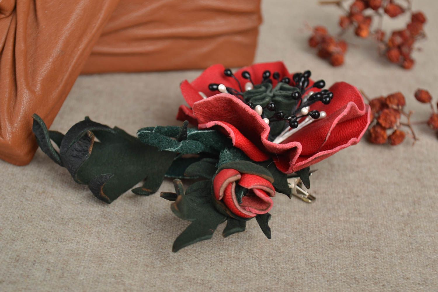 Broche fleur fait main Bijou fantaisie en cuir rouge noir Accessoire femme photo 1