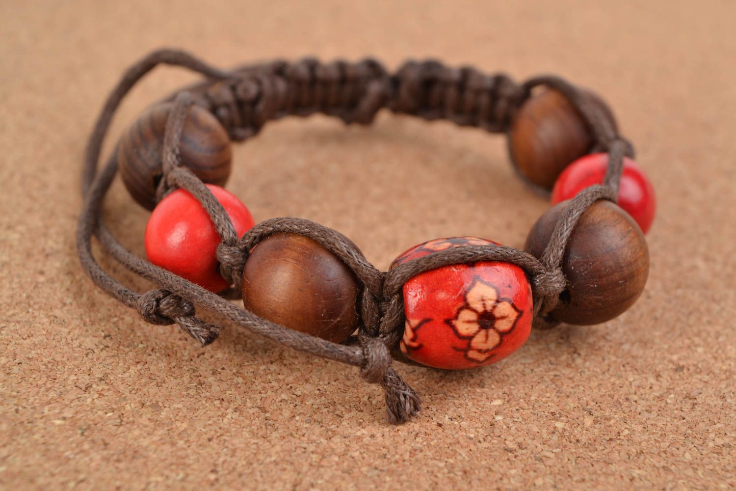 Bracelet en perles de bois et lacets en coton fait main rouge-marron design photo 2