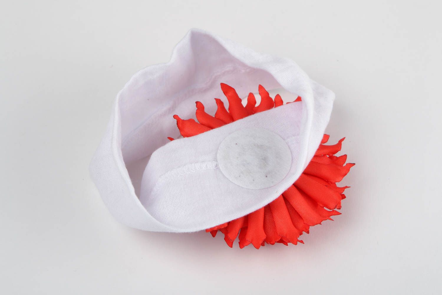 Bandeau blanc pour cheveux en feutre avec grande fleur rouge en rubans fait main photo 5