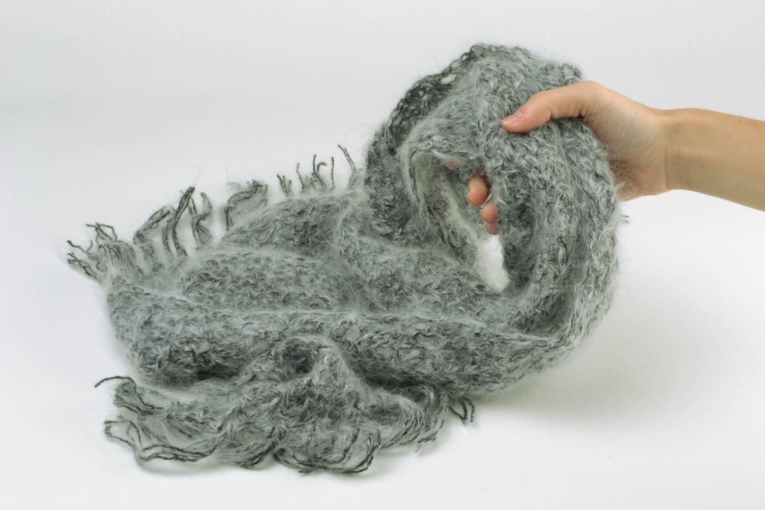Серый вязаный шарф из мохера фото 5