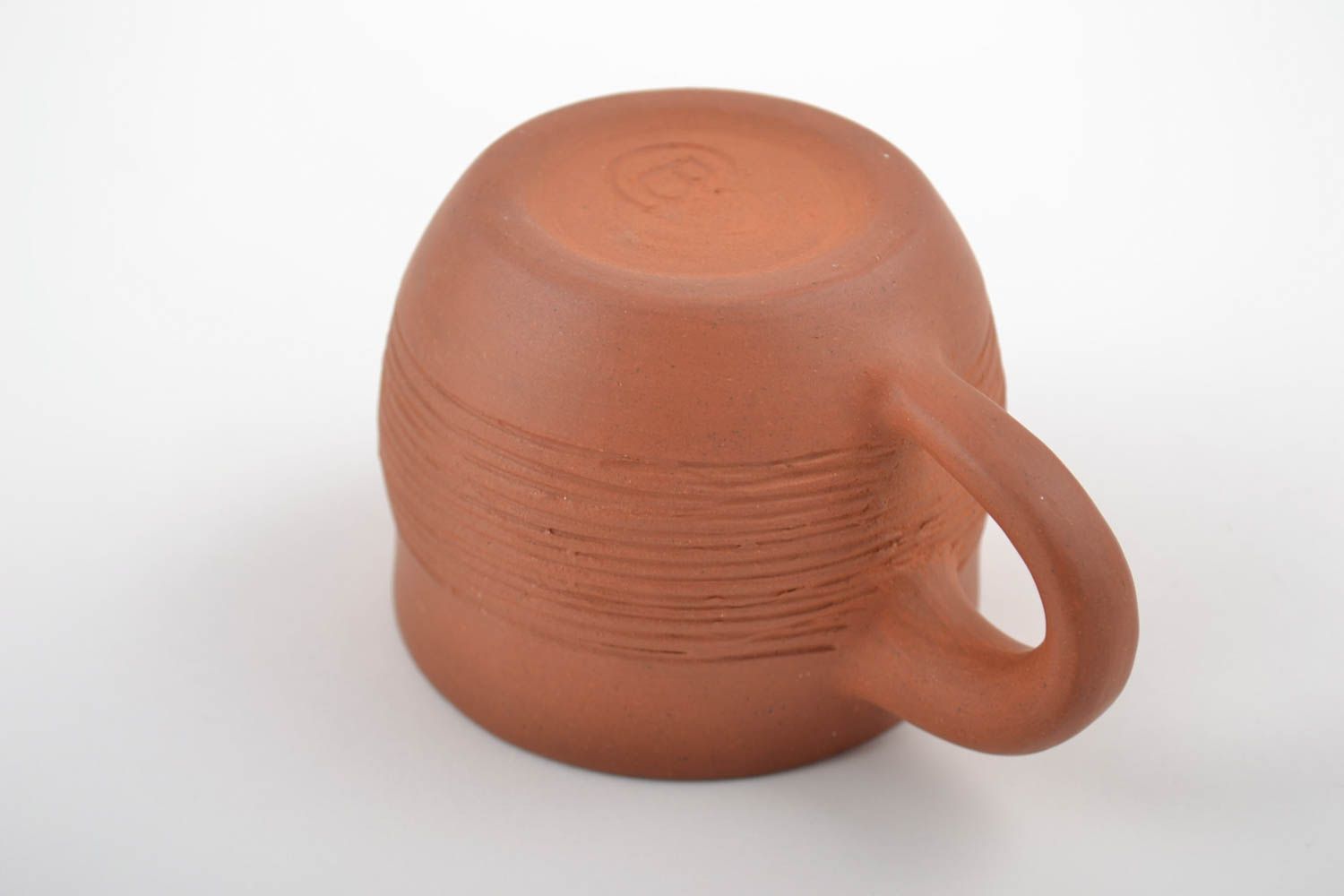 Чашка для кофе маленькая объемом 150 мл коричневая из глины удобная хэнд мейд фото 4